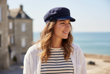 Charger l&#39;image dans la galerie, gorra marinera Cancale lana azul puesta en una chica