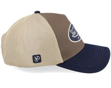 Laden Sie das Bild in den Galerie-Viewer, Gorra trucker parche oval Terry Von Dutch